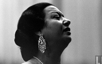 Umm_kulthum in black and white still (right face profile looking up)