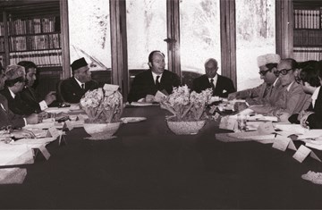 His Highness the Aga Khan meets Ismaili scholars and leaders of the Jamat in Paris and a decision is taken to establish an institution for Ismaili studies, 1975. Credit: IIS