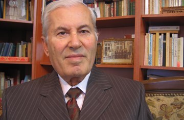 Aitmadi Mohamad Ismail Adra Abu Nu‘man (M.Adra) sitting in a suit 
