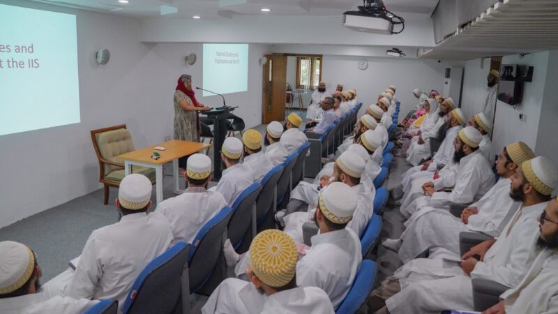 Professor Zayn Kassam giving a lecture at Aljamea-tus-Saifiyah.