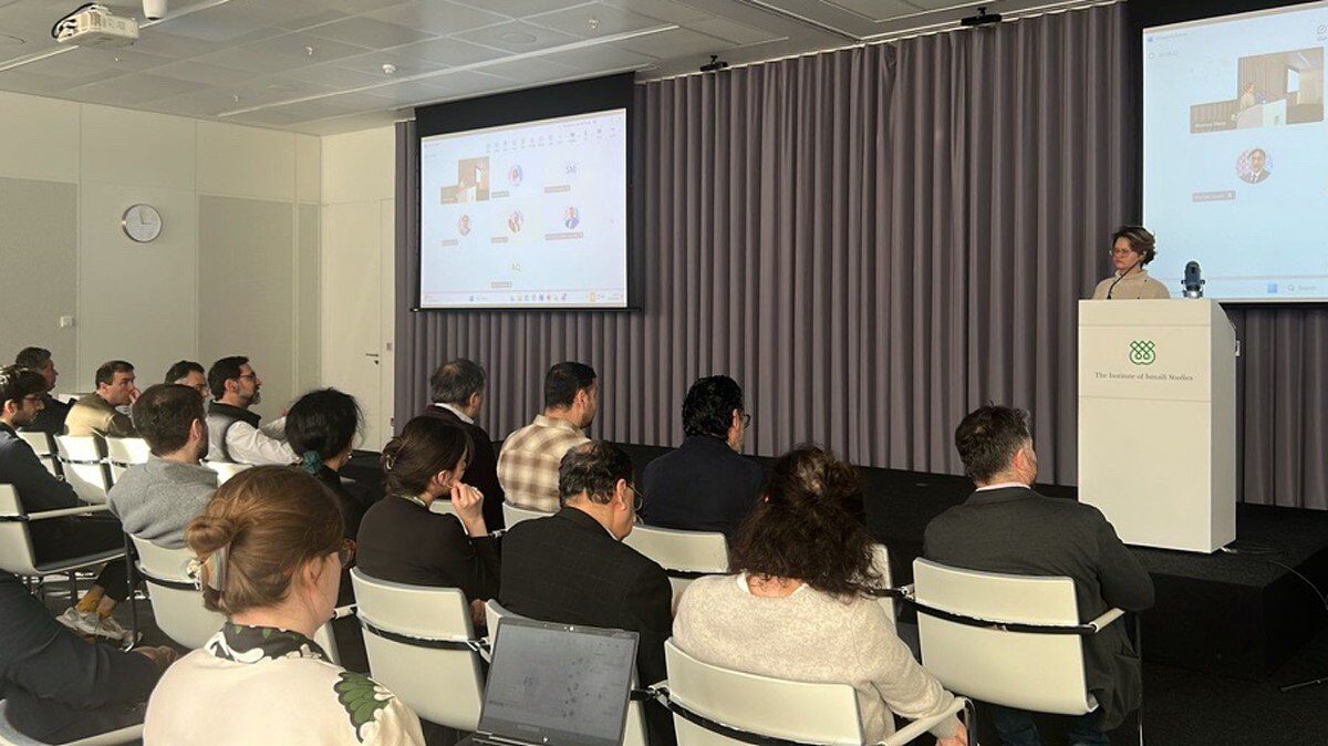 Le public assis dans la salle de conférence du Centre Aga Khan écoute le Dr Tatiana Korneeva présenter des diapositives lors d'un séminaire de recherche de l'IIS.