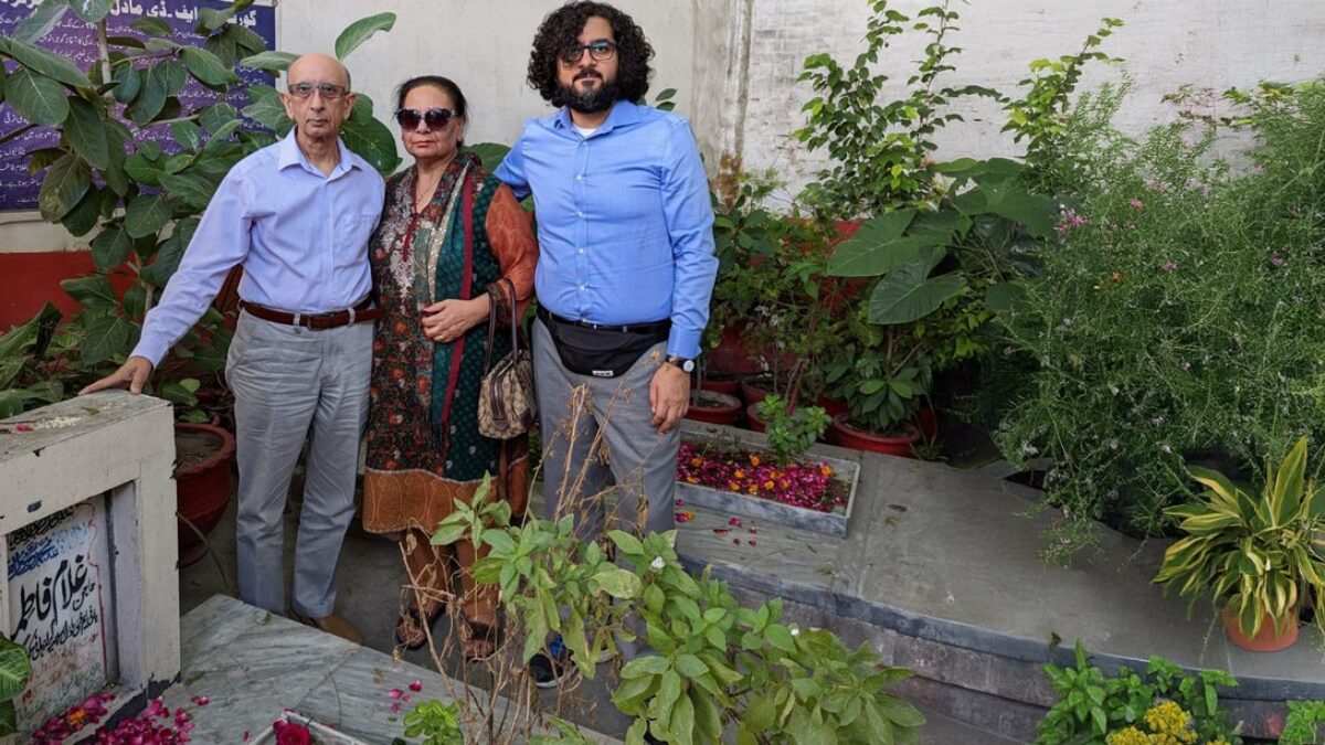 Посетители стоят возле могилы Вазира Сахебы Фатимы.