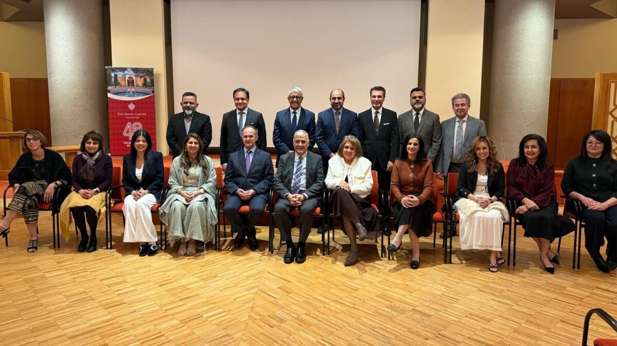 Доктор Дарюш Мохаммад Пур беседует с жителями Ванкувера