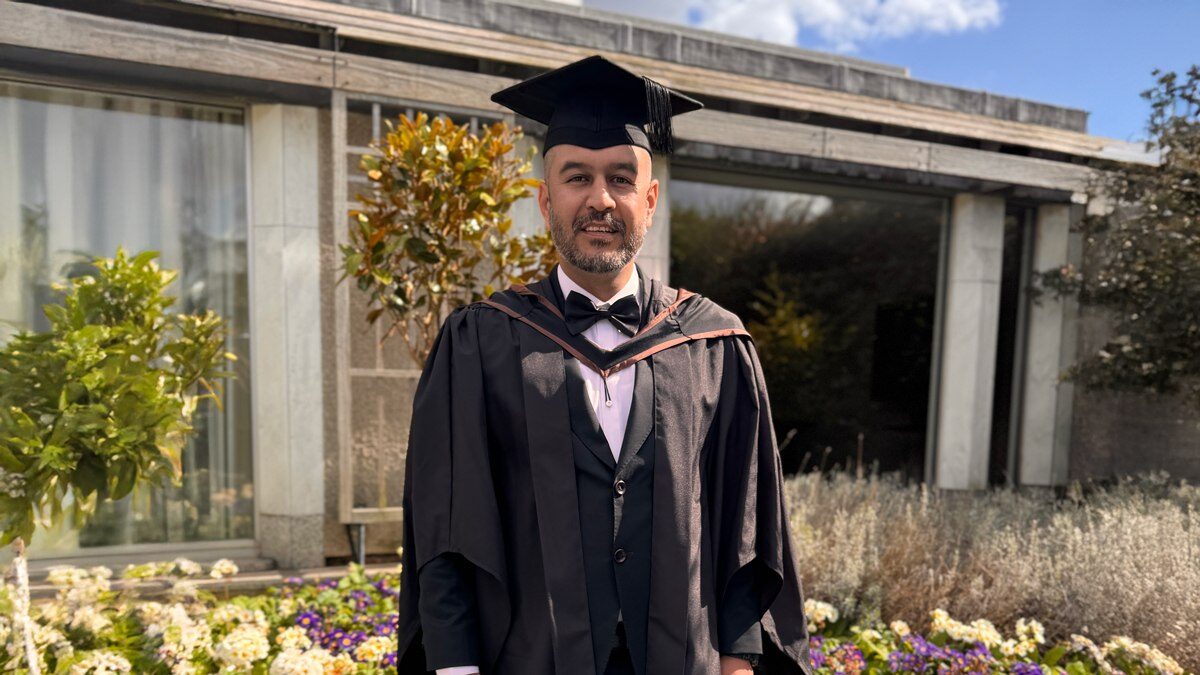 Ahmad Nayyar en toge de remise des diplômes, à l'extérieur