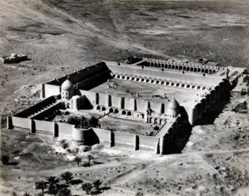 istoric aerial photograph of a Fatimid-era mosque and fortified complex in a desert landscape