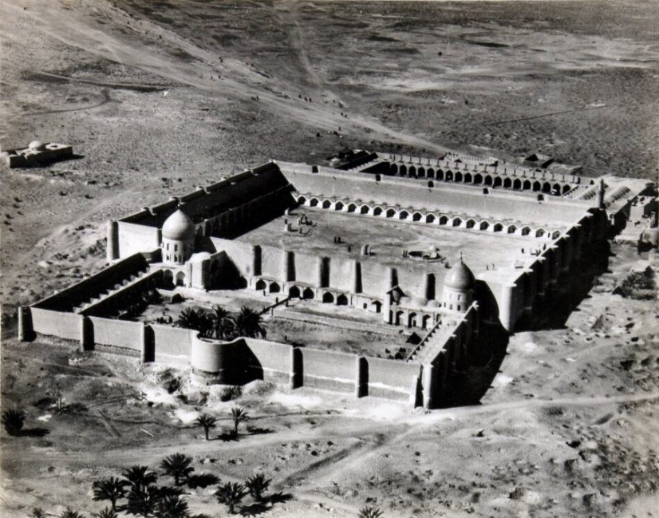 istoric aerial photograph of a Fatimid-era mosque and fortified complex in a desert landscape