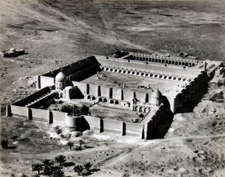 istoric aerial photograph of a Fatimid-era mosque and fortified complex in a desert landscape
