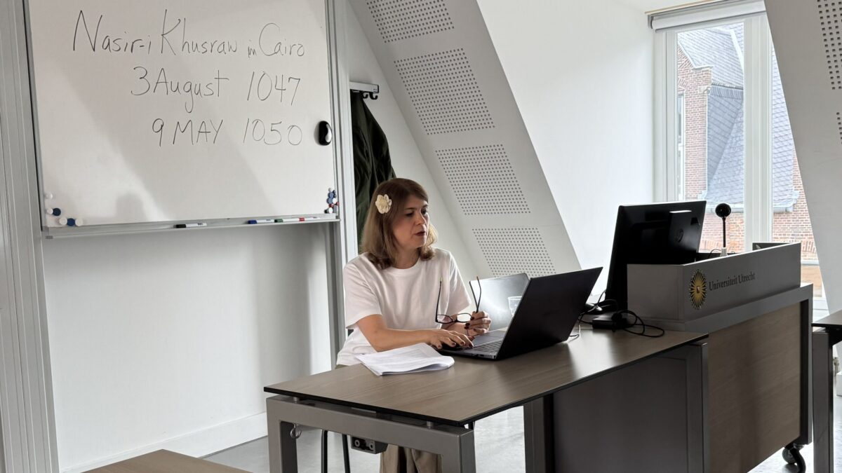 Dr Maryam Rezaee presenting from a laptop at a Utrecht University seminar room desk